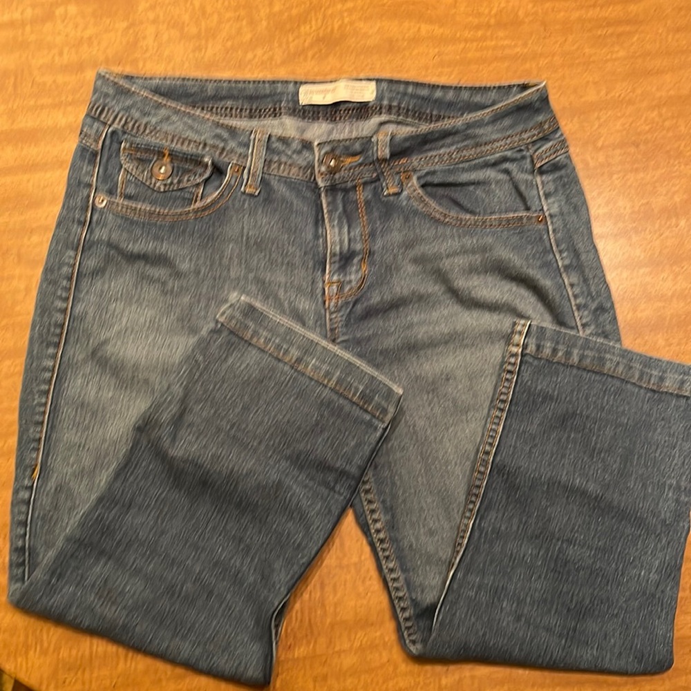 VGUC junior’s No Boundaries capri jeans